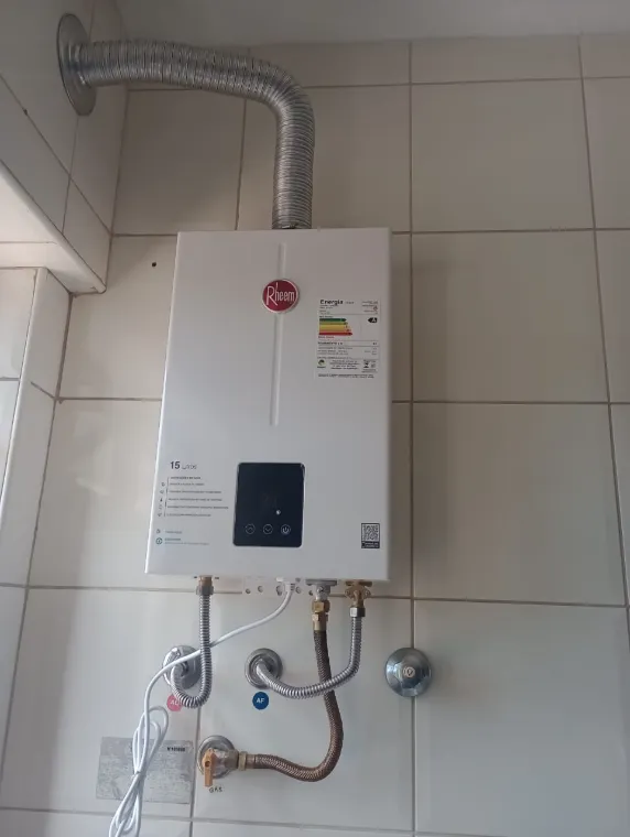 Aquecedor a gás Lorenzetti LZ 1600DE em área de serviço, visto de frente com o painel digital aceso