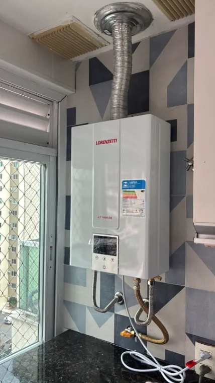 Aquecedor a gás Lorenzetti LZ 1600DE instalado em área de serviço, com exaustão pelo teto