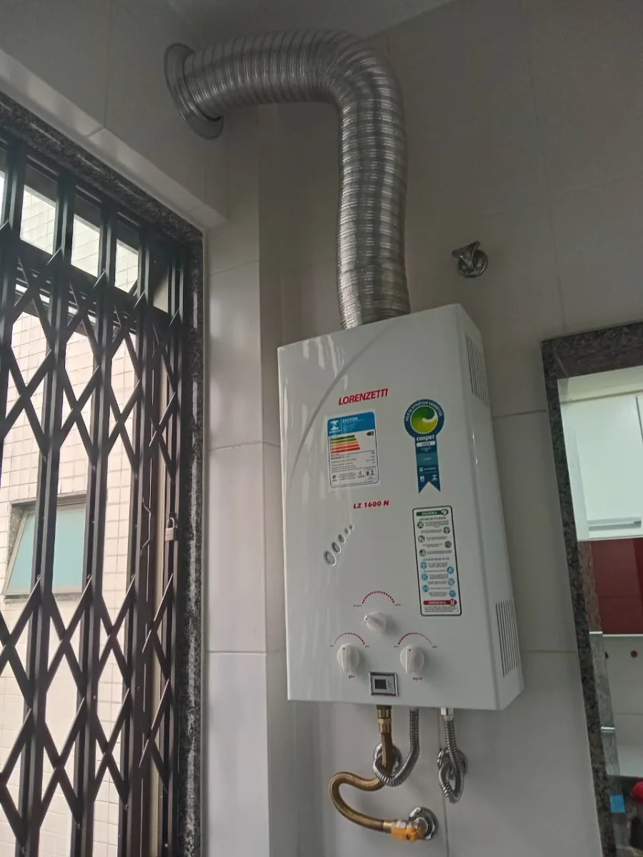 Aquecedor a gás Lorenzetti LZ 1600N instalado em banheiro, com ligações de água e gás