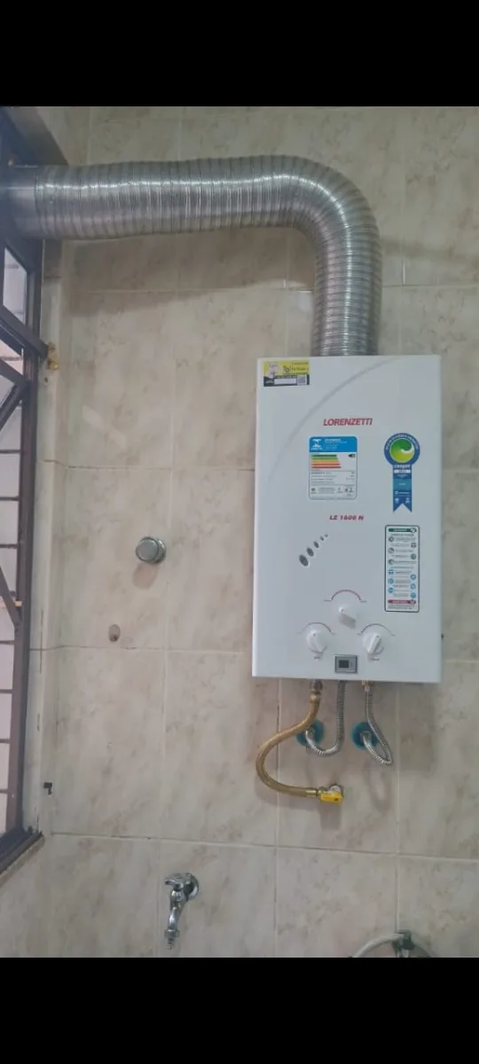 Duto de exaustão do aquecedor Lorenzetti LZ 1600N subindo pela parede até a saída externa