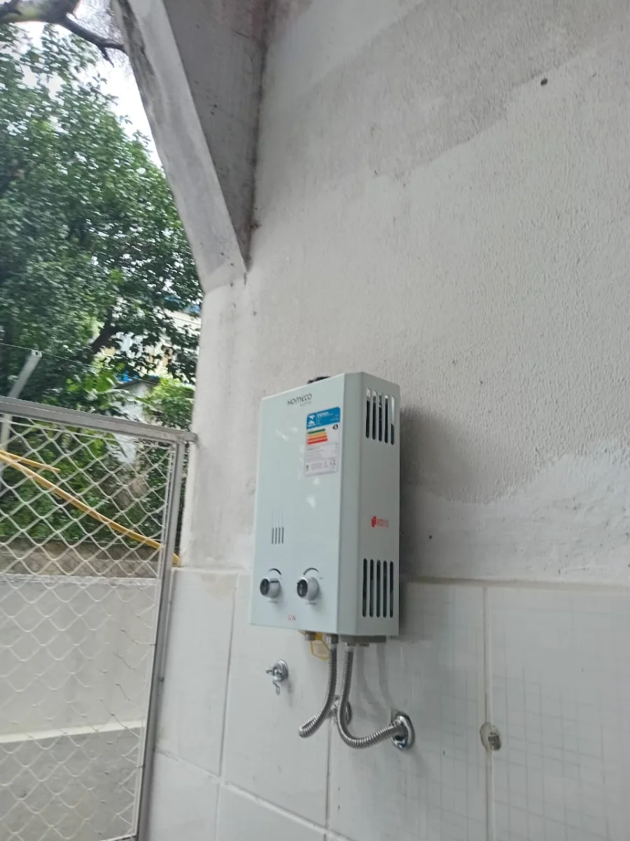 Aquecedor a gás Rinnai instalado em varanda, com duto de exaustão levado para fora