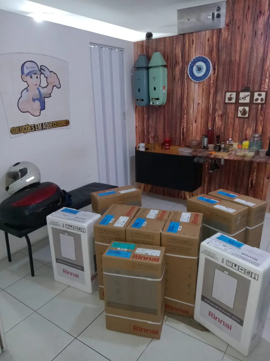 Caixas de aquecedores a gás Rinnai empilhadas no estoque da loja