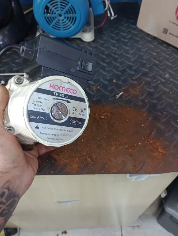 Pressurizador Komeco TP 40 G3 de 127 V instalado, com caixa de comando e chave liga-desliga