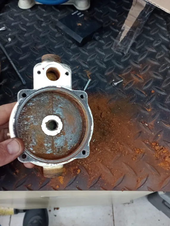 Corpo de bomba de pressurizador Komeco TP 40 aberto, com incrustação e corrosão no alojamento do rotor