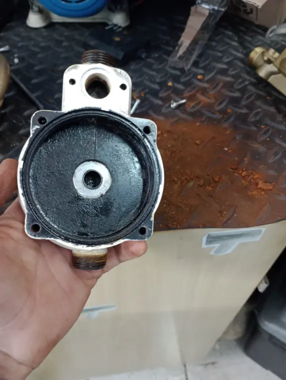 Mesmo corpo de bomba após limpeza, com o alojamento do rotor desobstruído