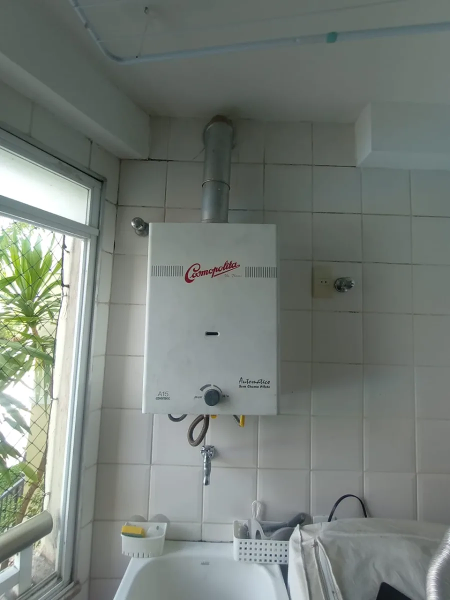 Área de serviço com o aquecedor Cosmopolita A15 antigo e a exaustão original