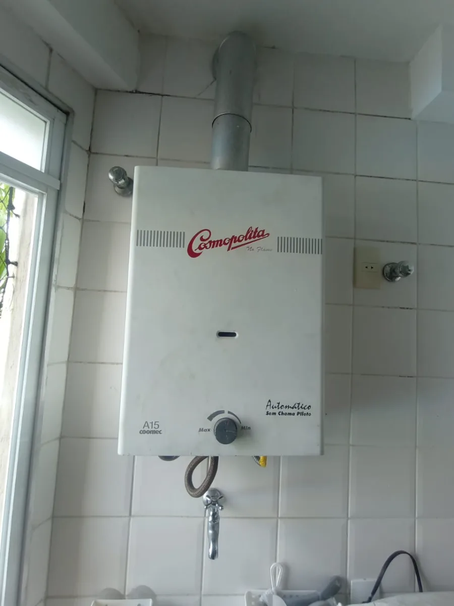 Aquecedor a gás Cosmopolita A15 antigo antes da troca, com corpo desgastado