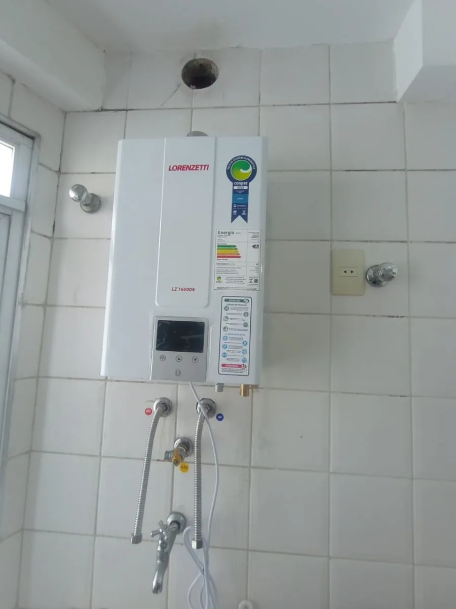 Mesmo aquecedor Lorenzetti LZ 1600DE desligado, com as ligações de água e gás e a exaustão nova