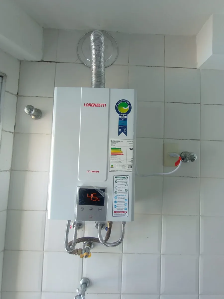 Aquecedor a gás Lorenzetti LZ 1600DE novo instalado no lugar de um aparelho antigo, com painel digital aceso
