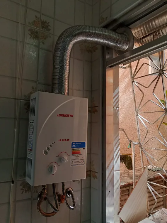 Aquecedor a gás Lorenzetti LZ 750 BP recém-instalado, com duto de exaustão novo saindo pela janela